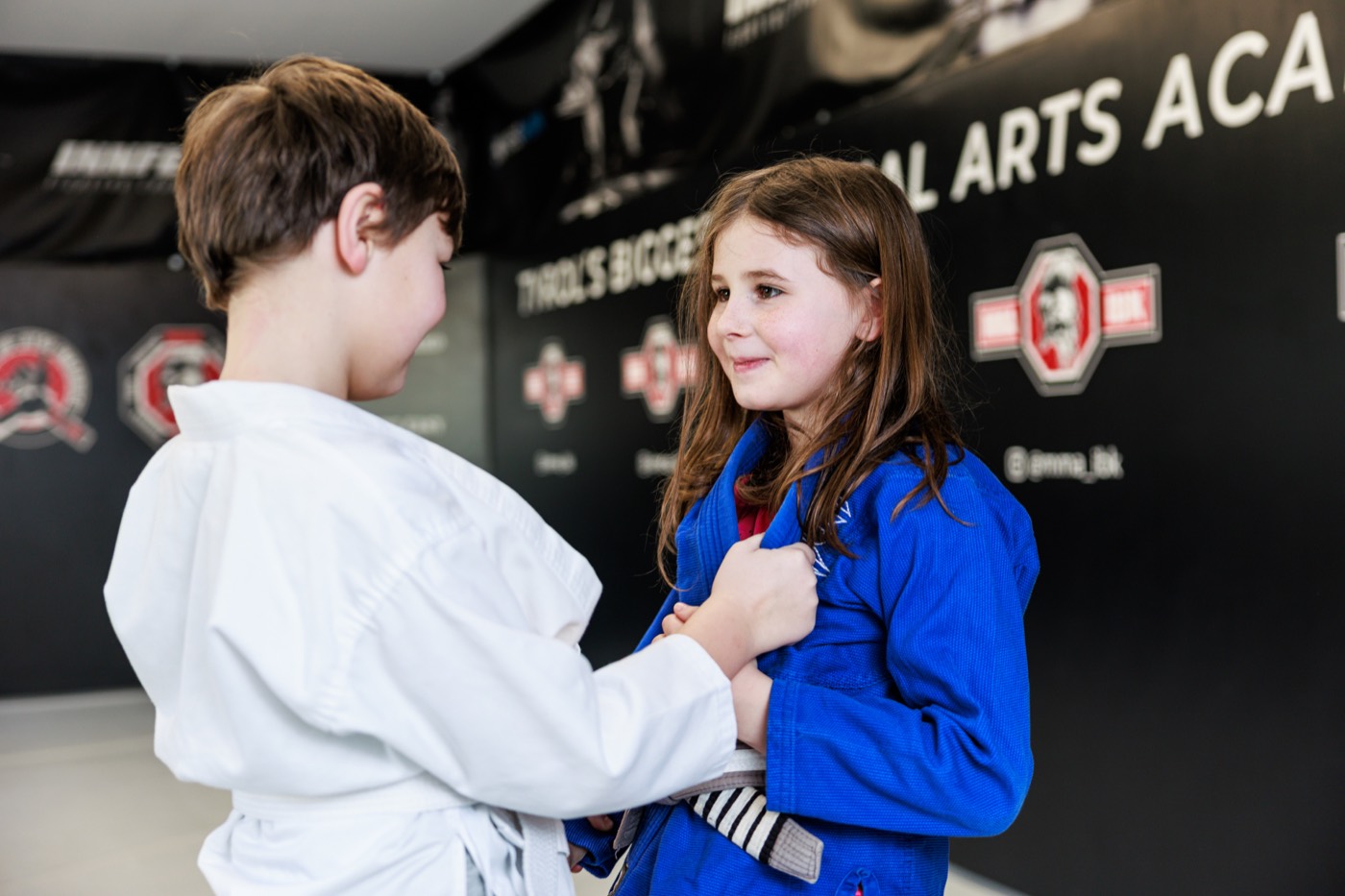 Jugendliche und Kinder beim BJJ Techniktraining im Gi
