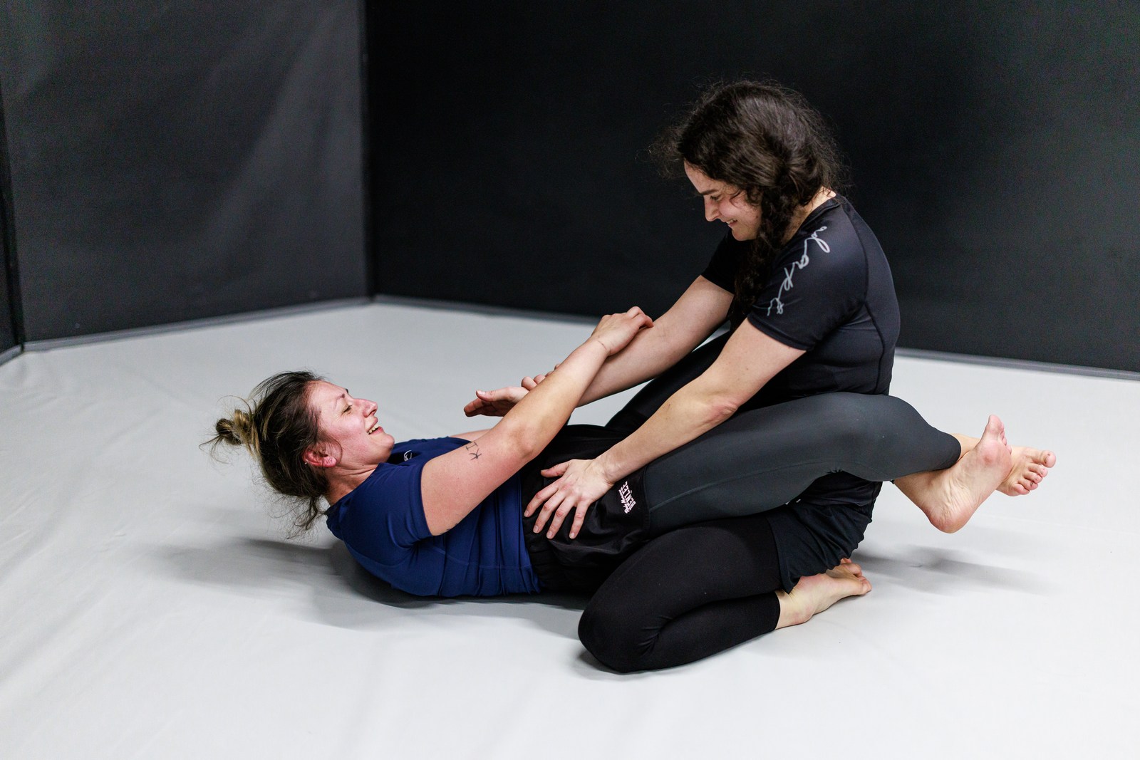 Frauen beim No-Gi Brazilian Jiu Jitsu Techniktraining auf der Matte