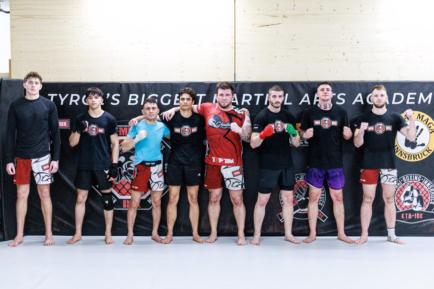 MMA IBK Trainingsgruppe vor der Studiowand