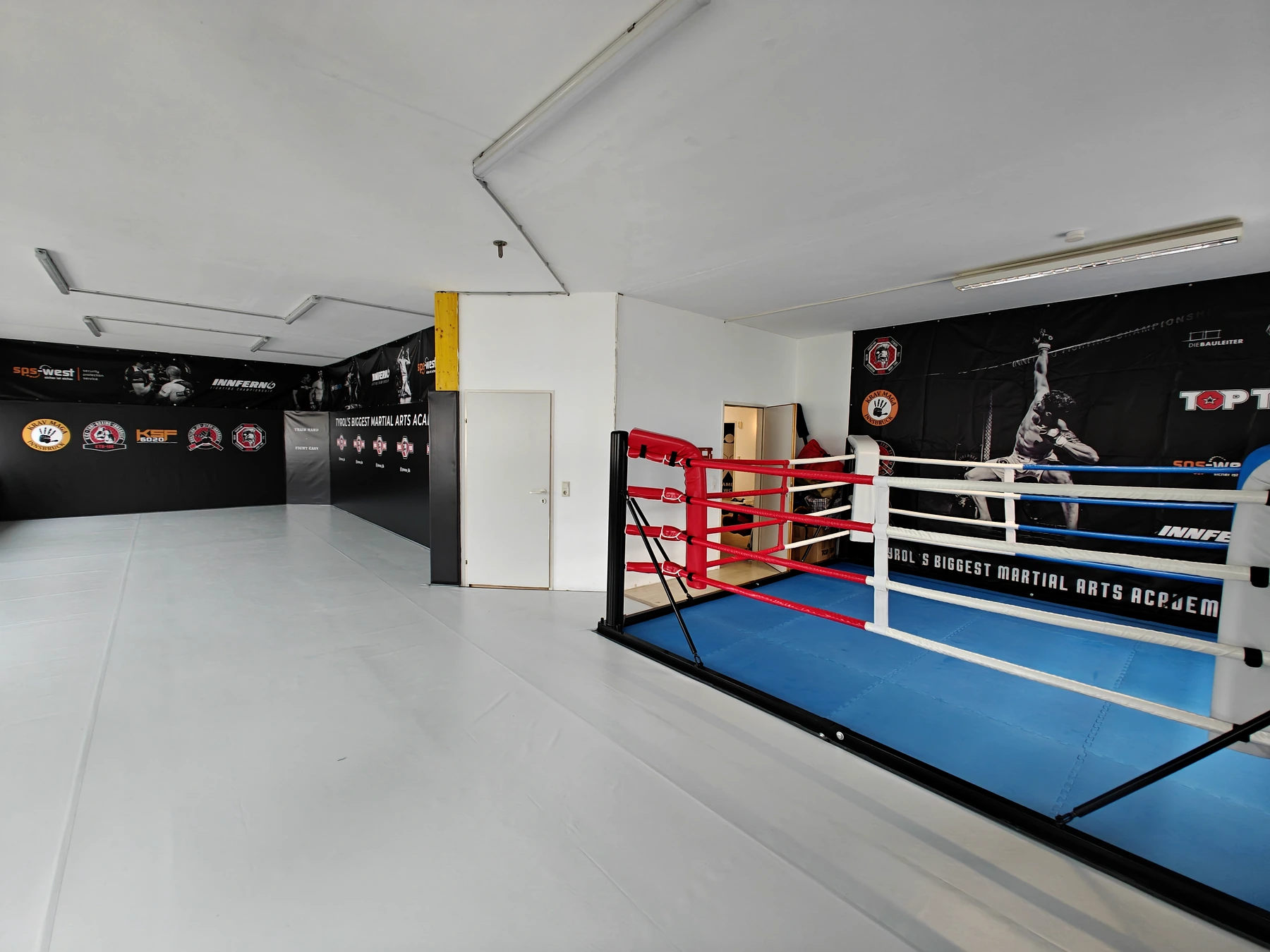Boxring und freie Mattenfläche im MMA IBK Gym