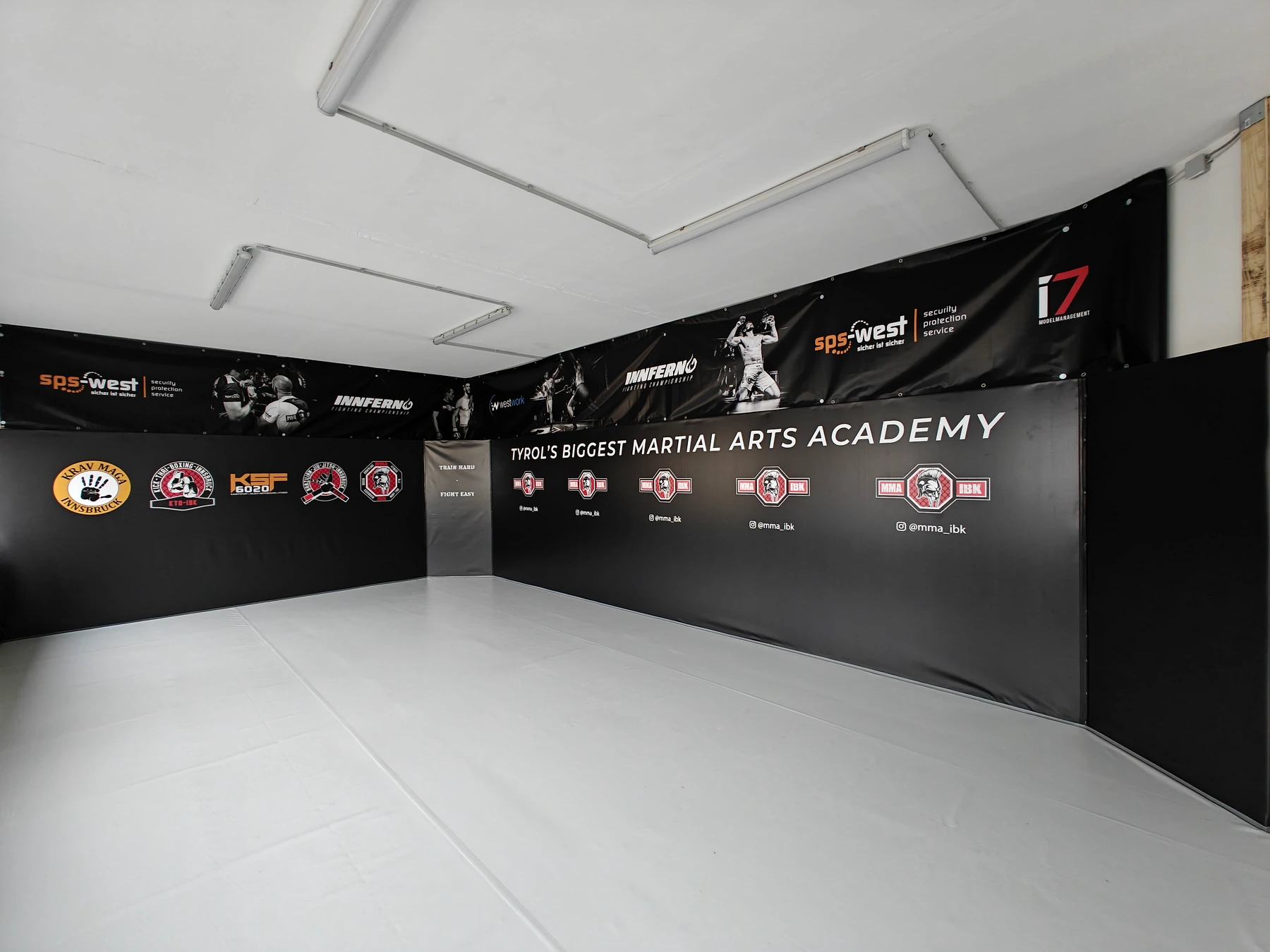 MMA IBK Markenwand mit Mattenfläche
