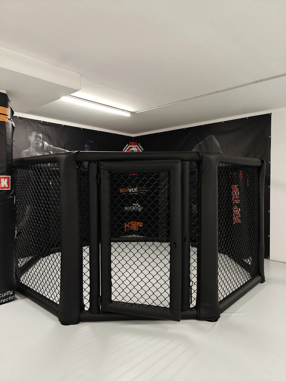 MMA Cage im MMA IBK Gym