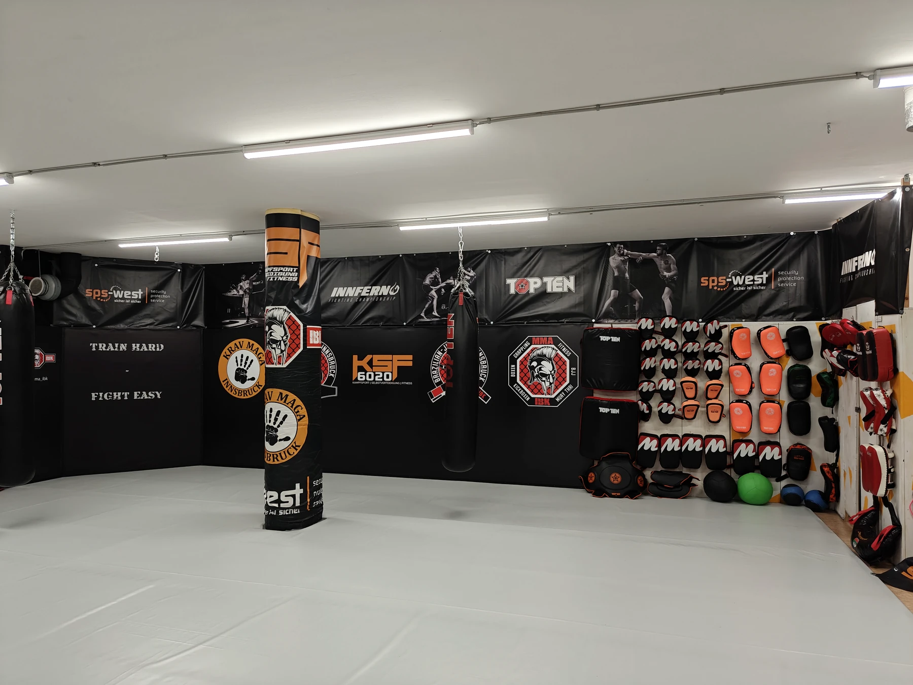 Pratzenwand und Sandsackbereich im MMA IBK Gym