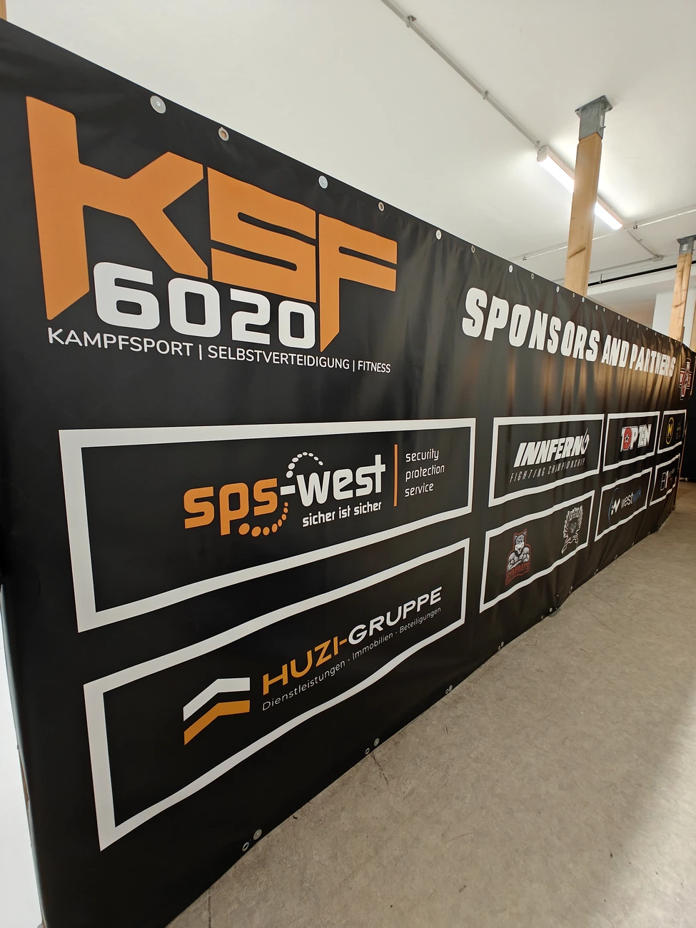 Sponsorwand im Eingangsbereich der MMA IBK Academy