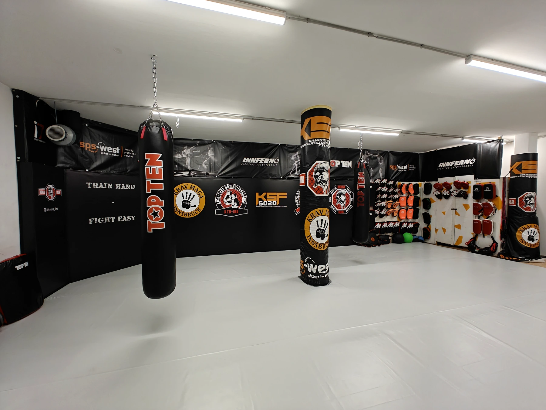 Trainingsfläche mit Sandsäcken, Pratzenwand und Mattenbereich