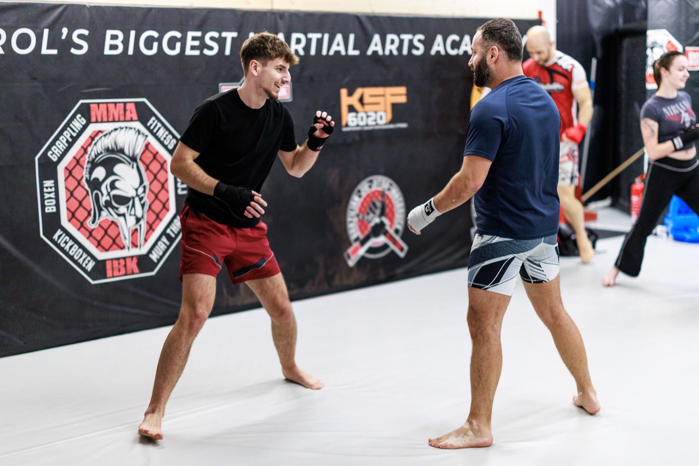 Fortgeschrittene Erwachsene beim Kick Thai Boxen mit Kick-Technik