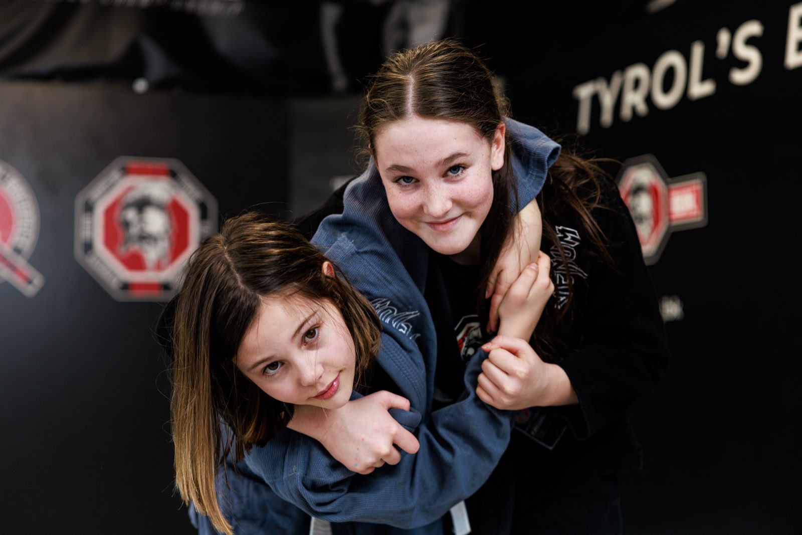 Zwei Kinder beim Brazilian Jiu Jitsu Training im MMA IBK Gym