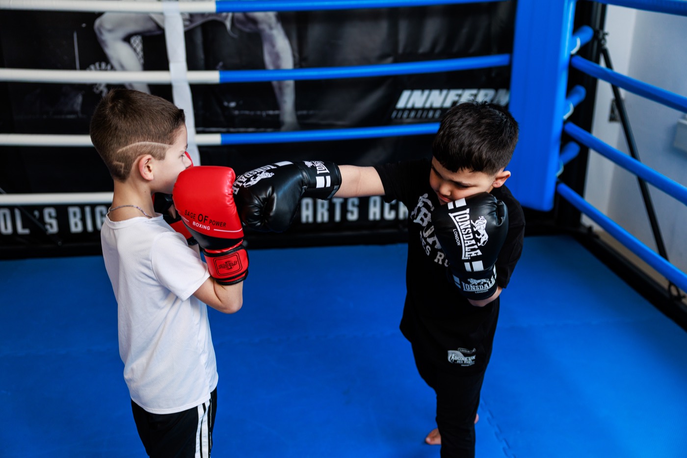 Kinder beim Kick Thai Boxen mit Handschuhen im Ring