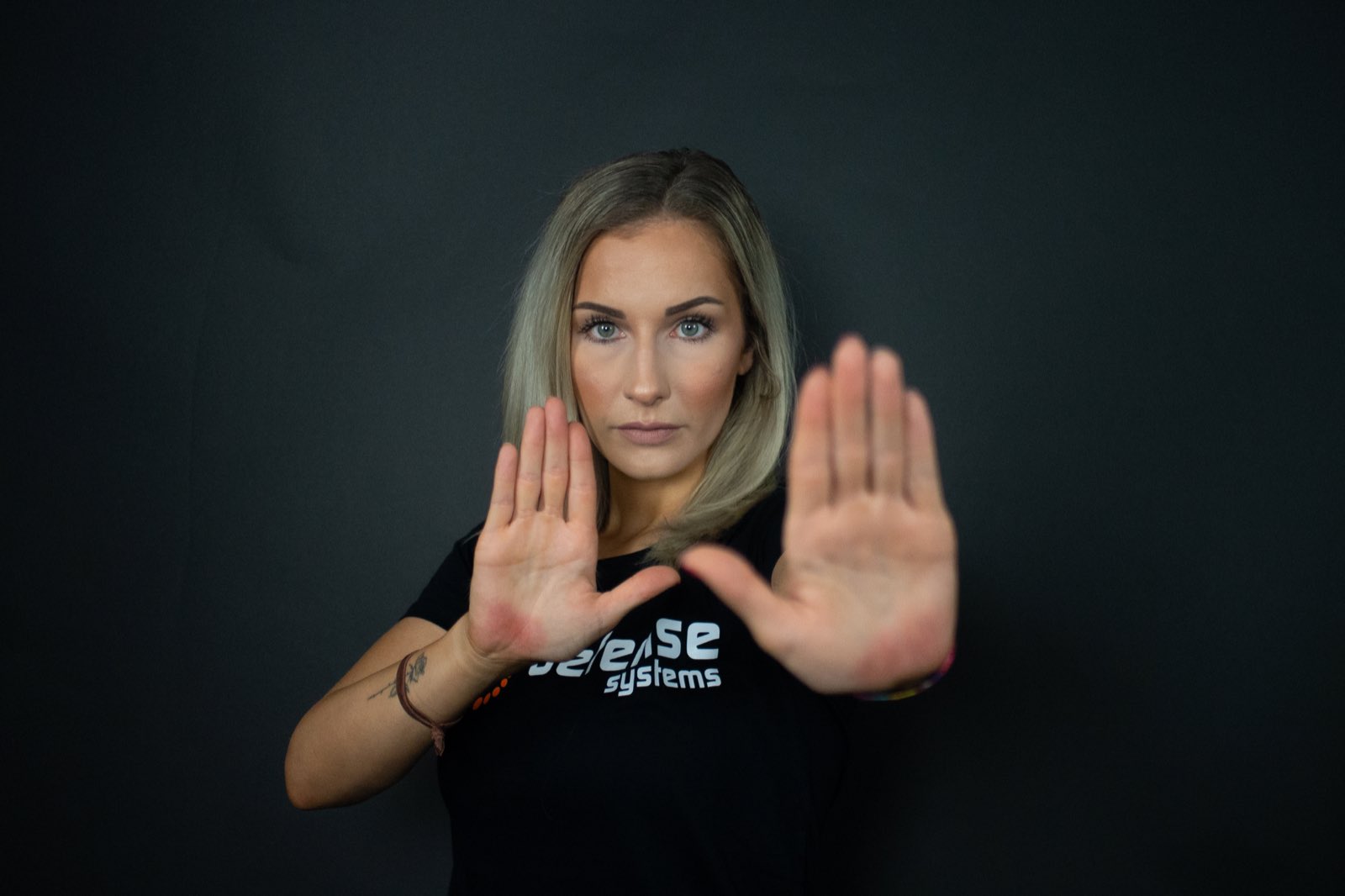 Krav Maga Training mit klarer Stopphand und Selbstverteidigungs-Haltung
