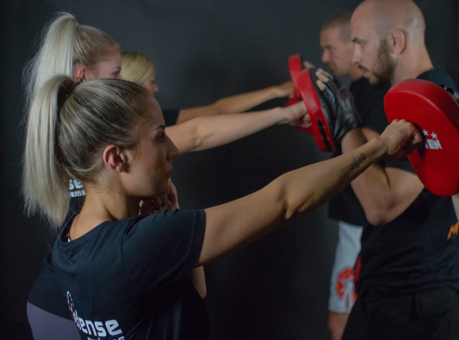 Krav Maga Law Training mit Pratzenarbeit und mehreren Trainingspartnern