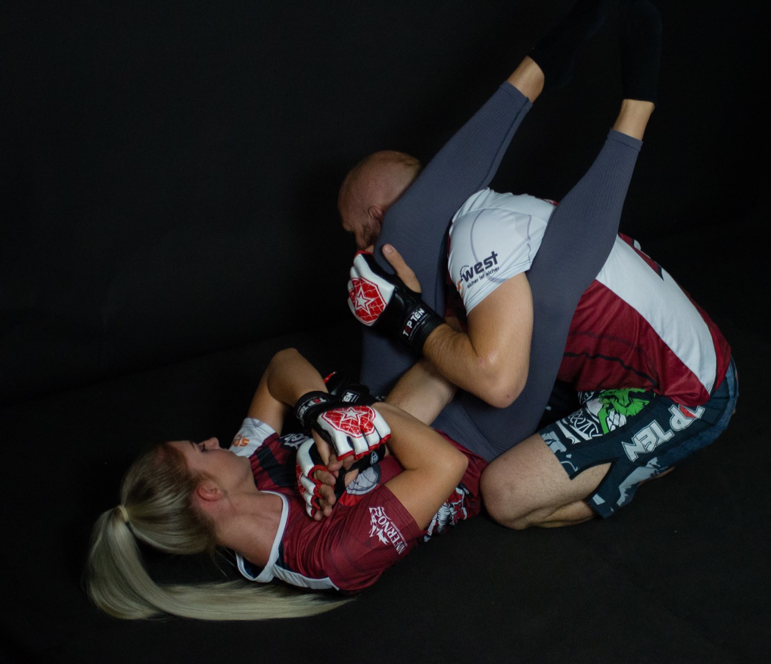 MMA Einsteiger trainieren Bodentechnik und Ground-and-Pound auf der Matte