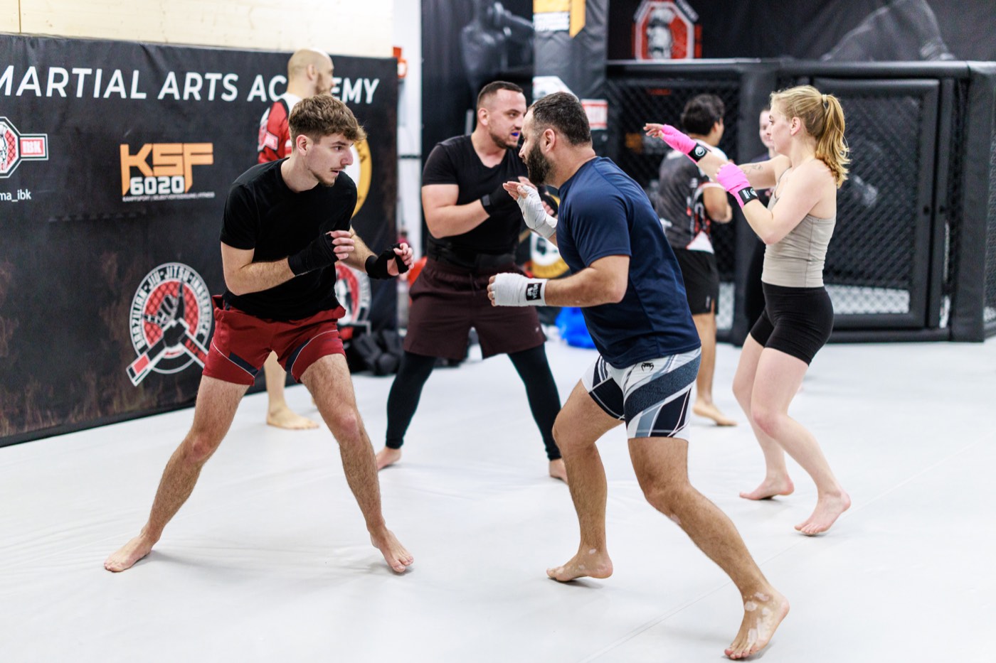 Kick Thai Boxen Sparring mit erwachsenen Trainingspartnern