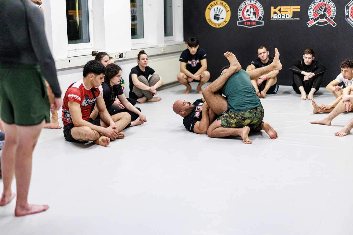 Erwachsene Trainingsgruppe beim gemeinsamen Techniktraining
